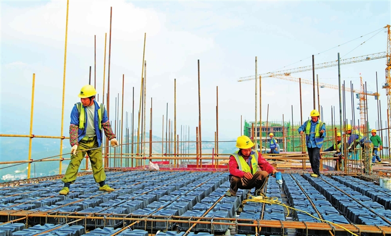 10月17日,忠州中学校迁建工程暨县体育中心项目建设现场,建筑工人在