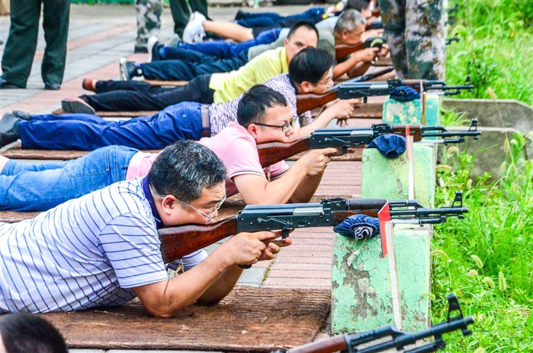 代表参加"军事日"实弹打靶活动,在指挥员的统一指挥下,进行射击训练