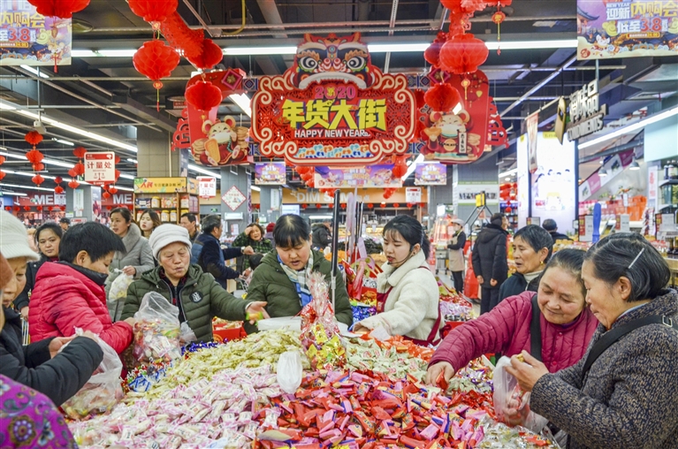 谭媛文 2020年春节临近,我县不少大型超市设立了年货专区,提供品种