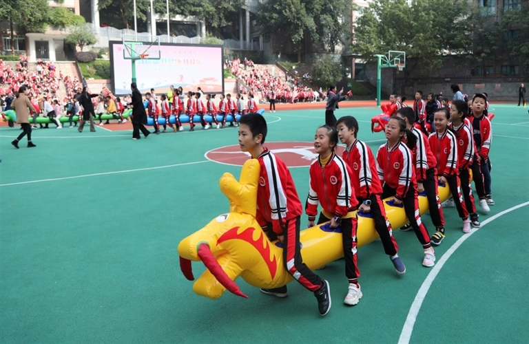 图为11月13日的忠县实验小学体育趣味运动会.