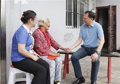 江夏看望慰问老党员何光英,与她亲切交谈.